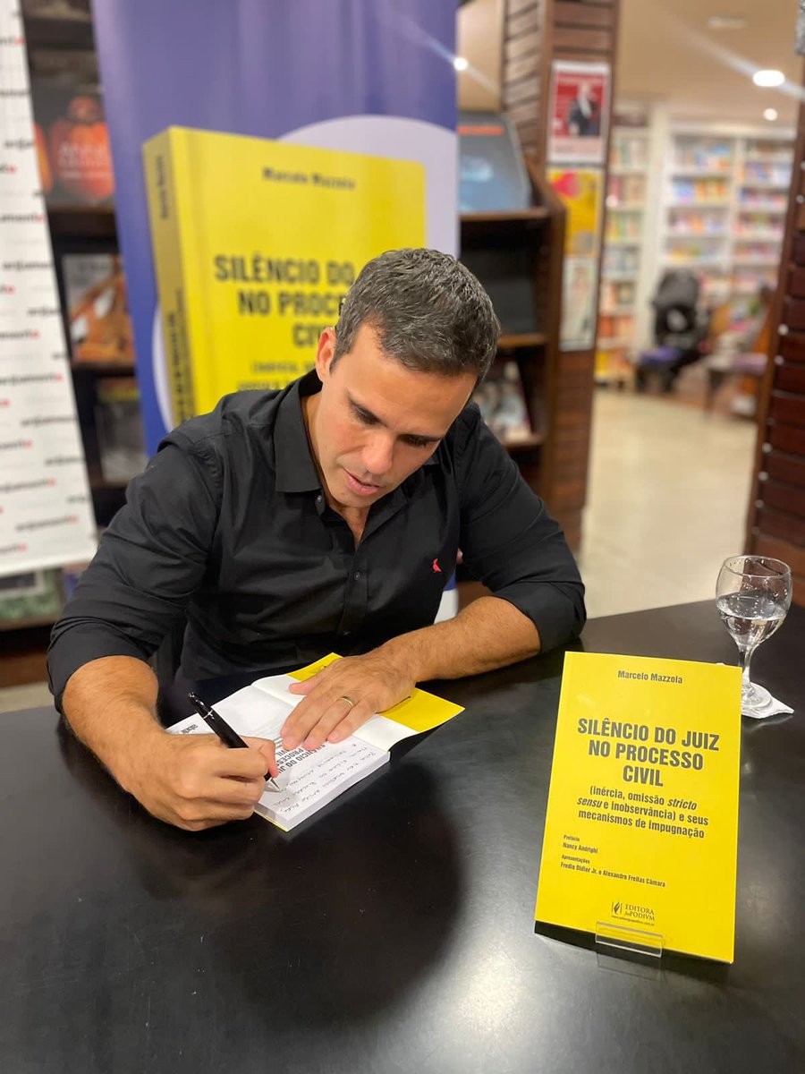 Agradeço a todas as pessoas que prestigiaram o lançamento ontem. Rever amigos, autoridades, professores e alunos foi incrível. Obrigado pelo carinho. 📚🍀