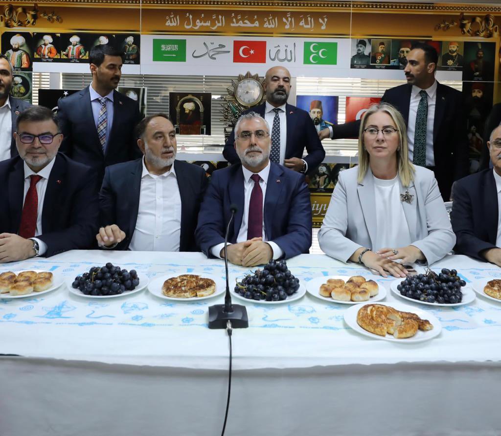 Bakanımız Sn. <a href="/isikhanvedat/">Prof. Dr. Vedat Işıkhan</a>,  İzmir ziyareti kapsamında İzmir Mardinliler Eğitim, Sağlık, Kültür, Dayanışma ve Kalkınma Vakfı’nda hemşehrileriyle bir araya geldi.