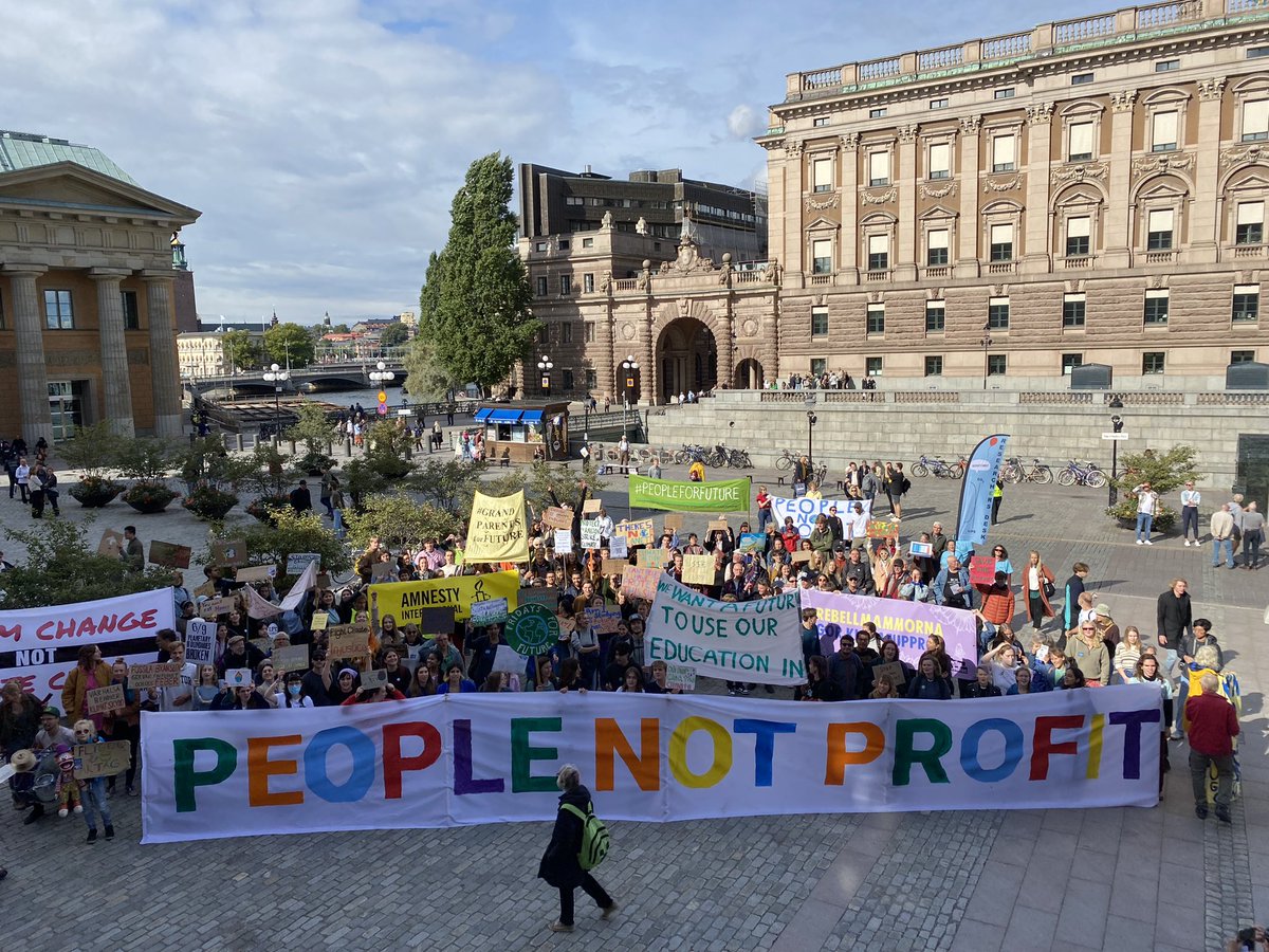 Climate strike week 265. Today, we have a global climate strike with people all over the world taking part, demanding that we #EndFossilFuels . I Stockholm kör vi nästa vecka, samling på Mynttorget kl.12 fredag 22a september. Vi ses där! #climatestrike #fridaysforfuture