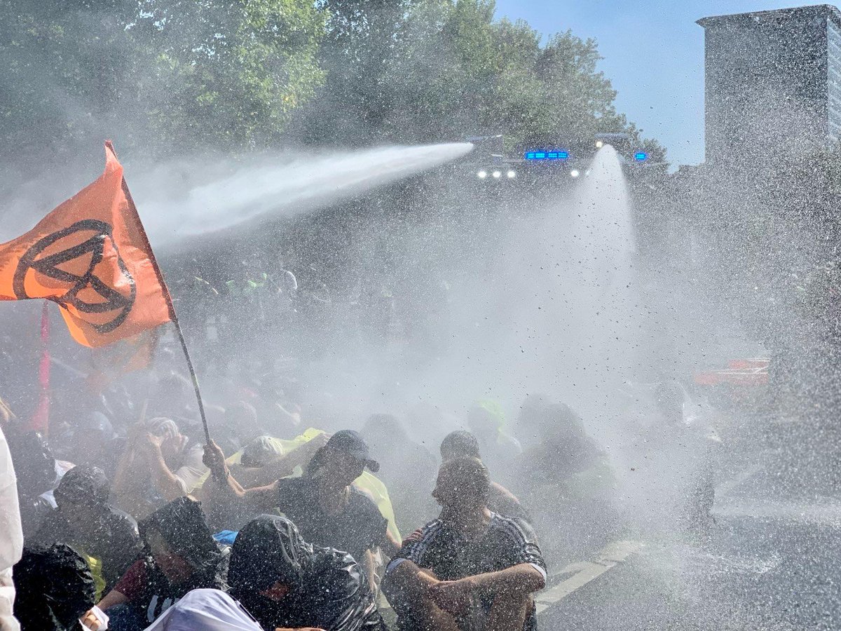 A12-Blokkade dag 7. Waterkanonnen, arrestaties, politiegeweld. 

Wij zijn niet te stoppen, fossiele subsidies wel. 

#StopFossieleSubsidies #Klimaatrechtvaardigheid