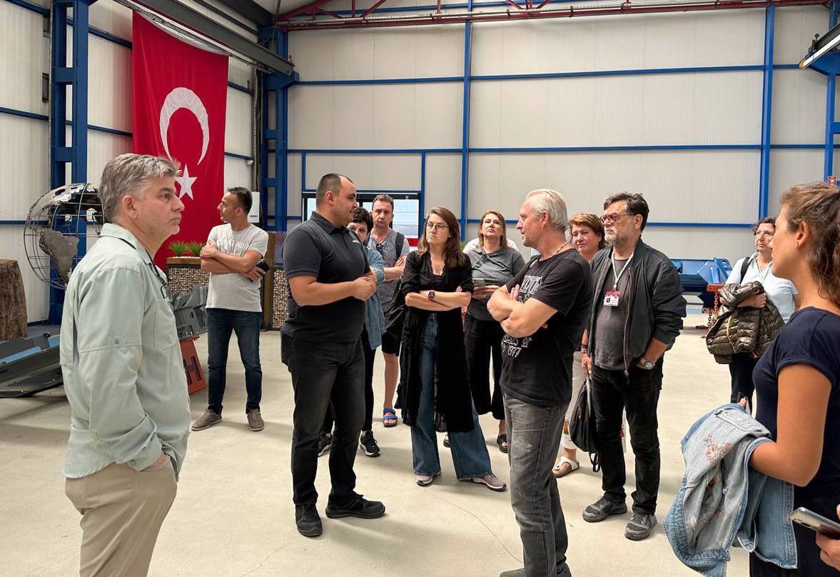 tepebasisanat's tweet photo. 16. Uluslararası Eskişehir Pişmiş Toprak Sempozyumu sanatçılarımız ana sponsorlarımızdan Hisarlar AŞ’yi ziyaret ederek üretim süreçleriyle ilgili bilgi aldı. Ev sahiplikleri ve destekleri için teşekkür ederiz. https://t.co/32gbWmUX1p