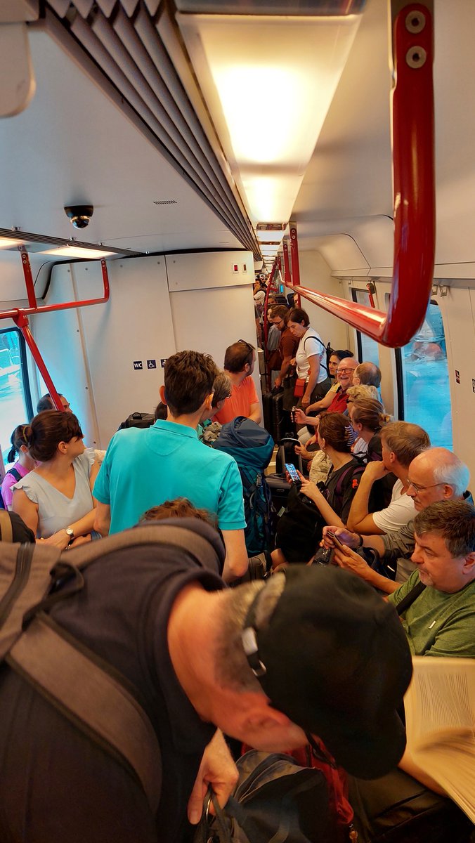 Liebe <a href="/DBBahn/">DBBahn</a>, wir sind sprachlos, auch 3 Tage danach: Was ist bloß los mit Dir?
Für uns gibt es nichts Schöneres: Menschen mit Musik zu begeistern, egal ob in München oder auf Tournee. Nachhaltigkeit ist wichtig für uns-wir wollen Reisen so klimafreundlich wie möglich gestalten.