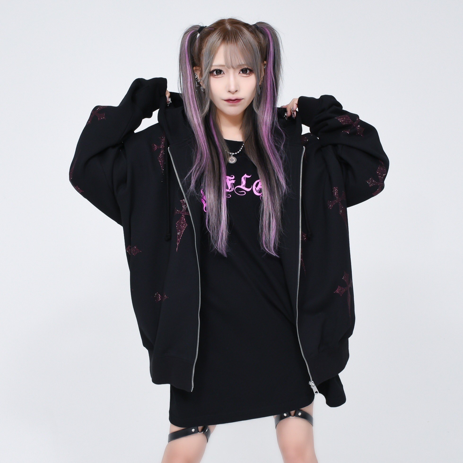 REFLEM/レフレム』クロス総柄ラインストーンZIPパーカー なくな REFLEM/レフレム』クロス総柄ラインストーンZIPパーカー なくな