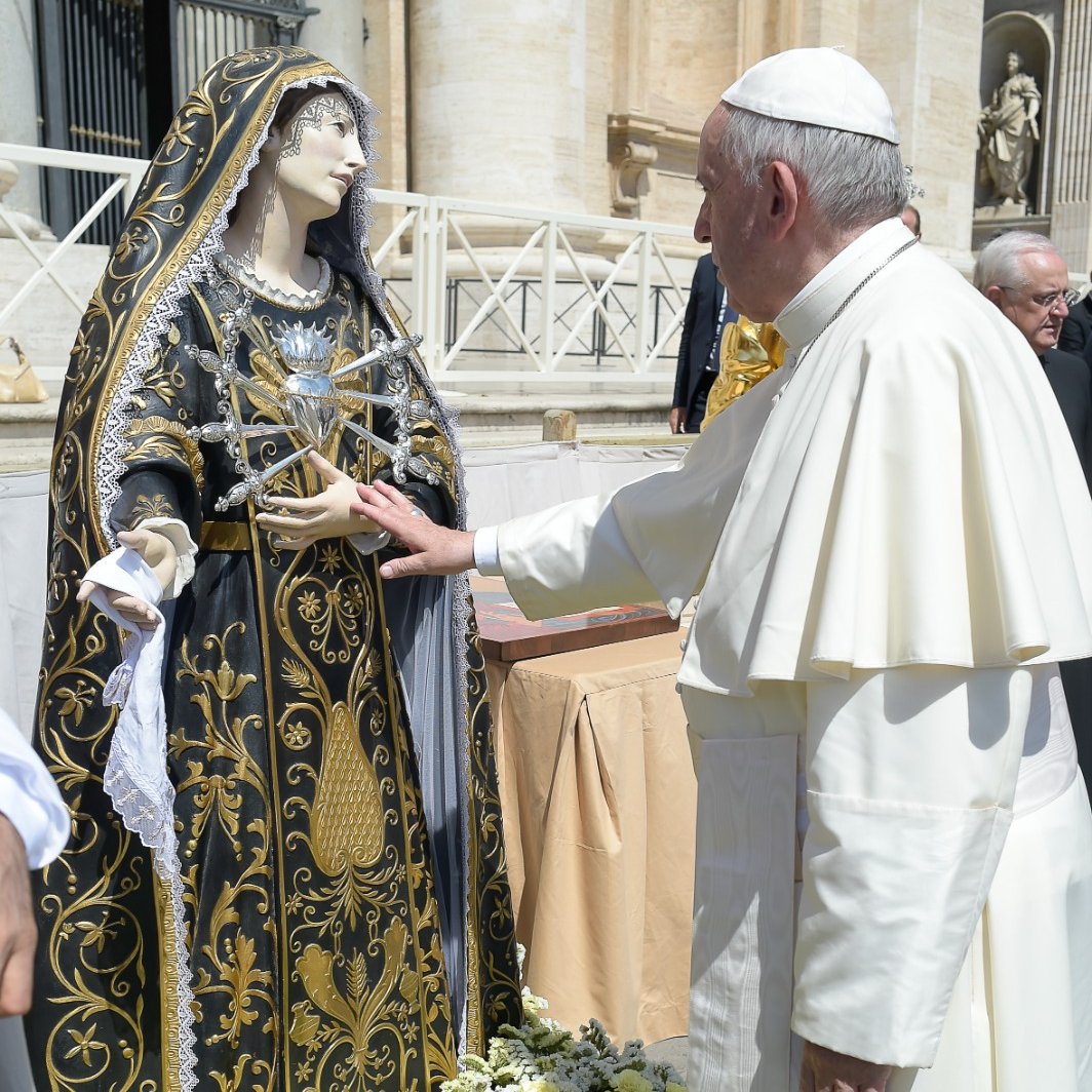 Junto da cruz, #NossaSenhoradasDores simplesmente permanece. Está ao pé da cruz, não foge, não tenta salvar-Se a Si mesma, não usa artifícios humanos nem anestésicos espirituais para escapar da dor. Esta é a prova da compaixão: ficar junto da cruz #PapaFrancisco #EvangelhodeHoje