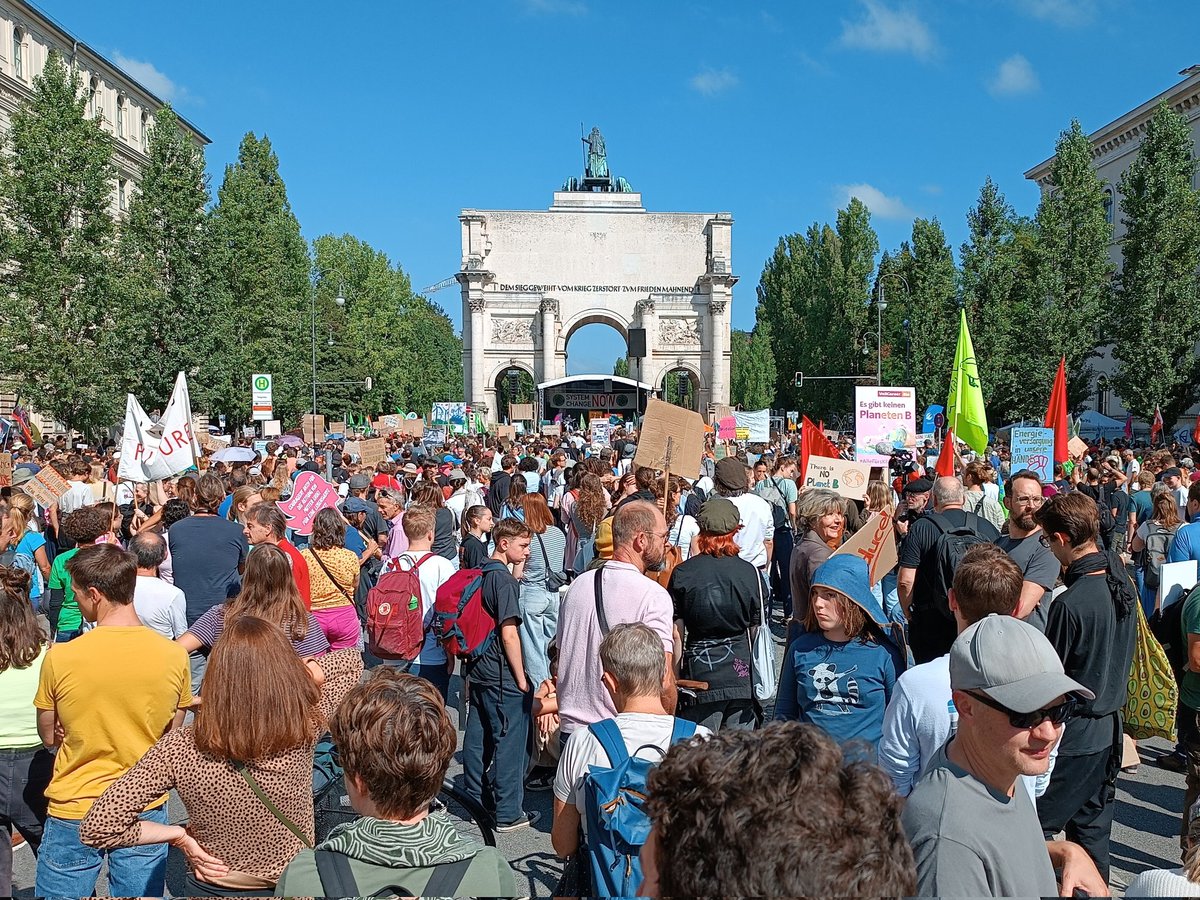 fff_muc's tweet photo. Der Klimastreik in München hat begonnen! 
#Klimastreik #EndFossilFuels #FridaysForFuture https://t.co/5QrYhINYtS