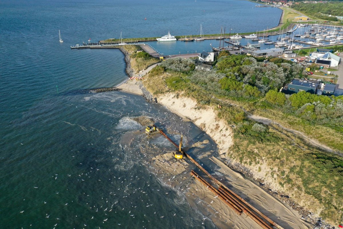 Door zandsuppletiewerkzaamheden heeft er vanmorgen oeverval plaatsgevonden op het havenstrand. Oeverval wil zeggen dat een deel van het strand bezwijkt en in de stroomgeul verdwijnt. Kom niet op het afgezette deel van het strand, het is er nu levensgevaarlijk! (foto: Boskalis)
