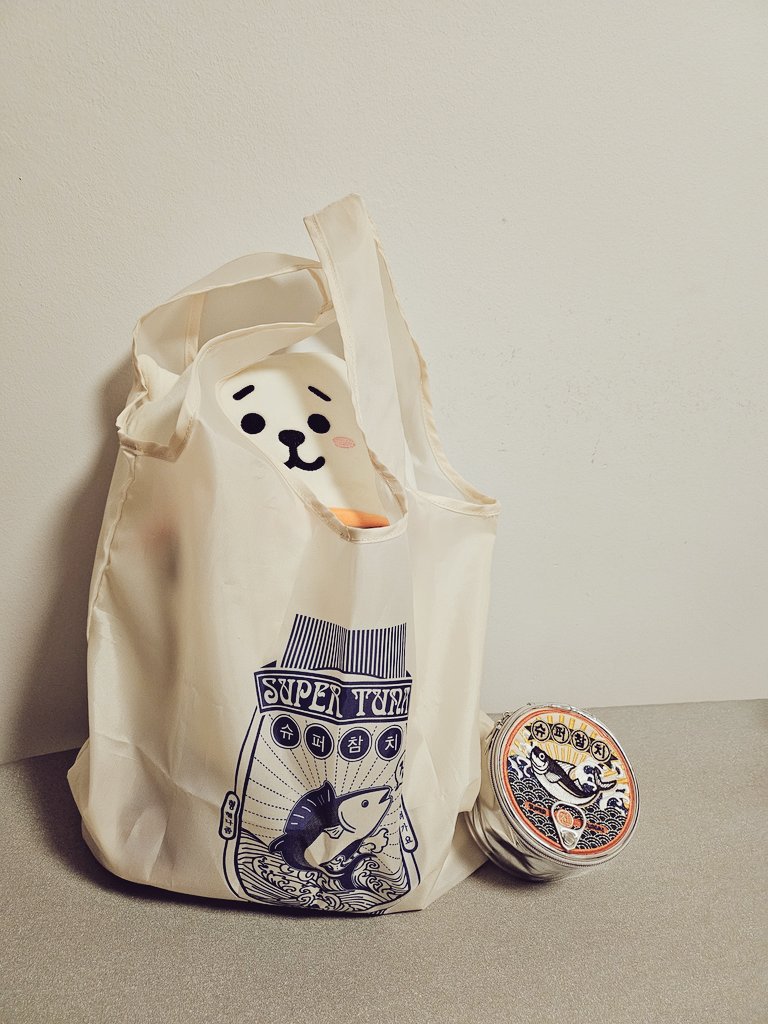 Esu_N_'s tweet photo. π μνΌμ°ΈμΉ π
π Super Tuna Eco Bag
π‘ Canned Tuna Pouch
π 22/09
(Trying to avoid Xmas rush)
#esumerch #comingsoon https://t.co/v2yScmcYc8