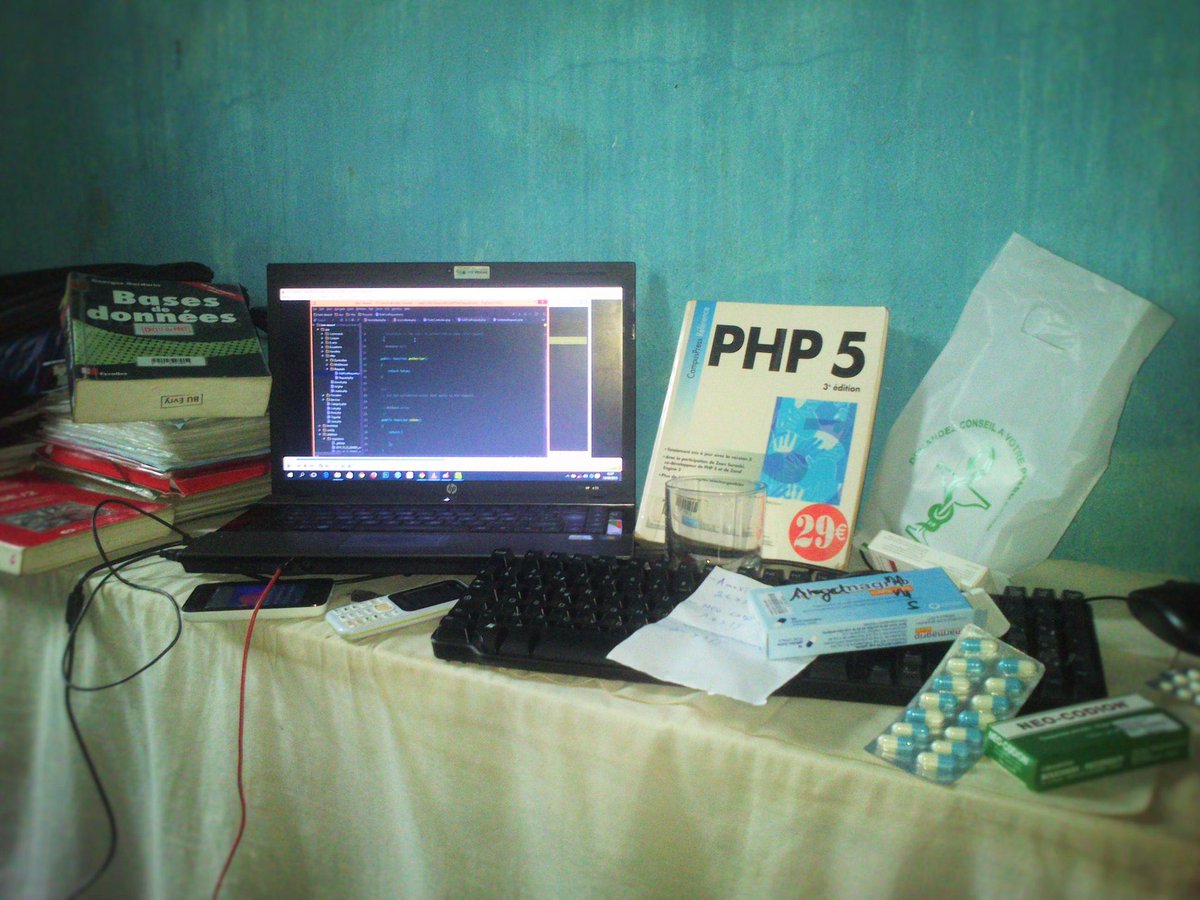 MonneyArthur's tweet image. 8 ans que je fais Laravel je suis passé de ce bureau de gauche à l’autre grâce à Laravel.
Aucun diplôme 🎓 en génie logiciel, uniquement l’achat des livres et formations en ligne 📙
Thank you @laravelphp🙏🏽
2015 2023