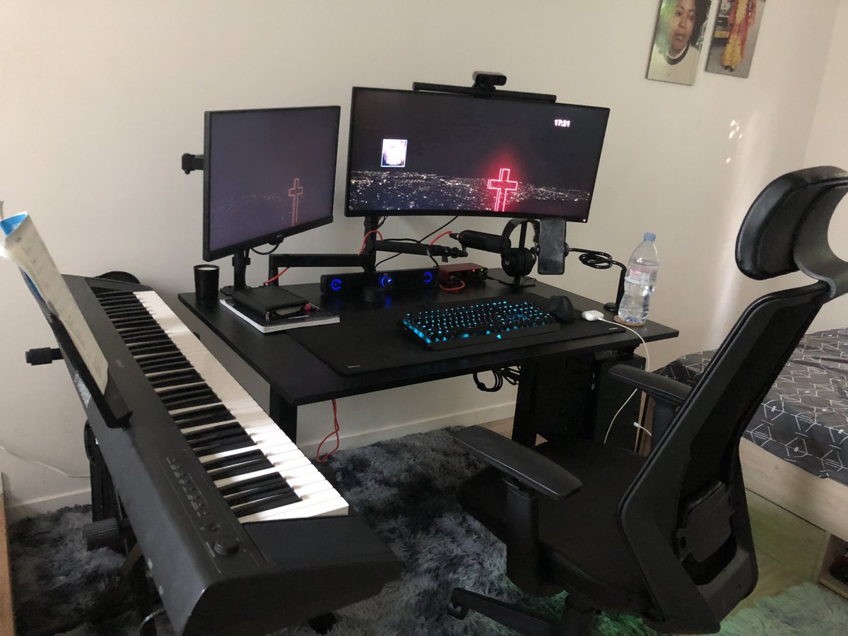 MonneyArthur's tweet image. 8 ans que je fais Laravel je suis passé de ce bureau de gauche à l’autre grâce à Laravel.
Aucun diplôme 🎓 en génie logiciel, uniquement l’achat des livres et formations en ligne 📙
Thank you @laravelphp🙏🏽
2015 2023