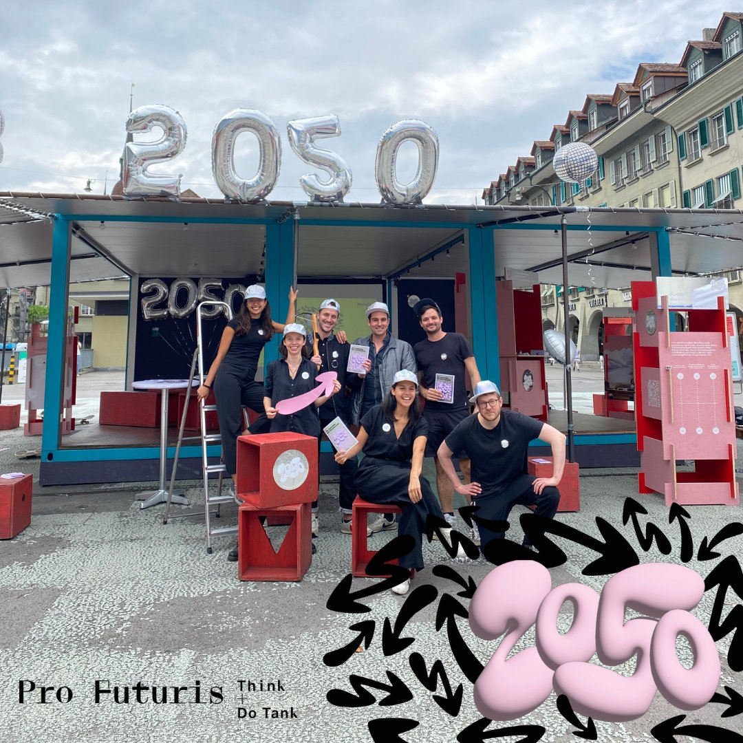Willkommen in der #Demokratie 2050! 👾

Heute  feiern wir den internationalen Tag der Demokratie. Auf dem Waishenhausplatz in Bern sind ab 14 Uhr utopische und dystopische Zukunftbilder der Schweizer Demokratie erlebbar. Komm vorbei und tauche in die Zukünfte der Demokratie ein!