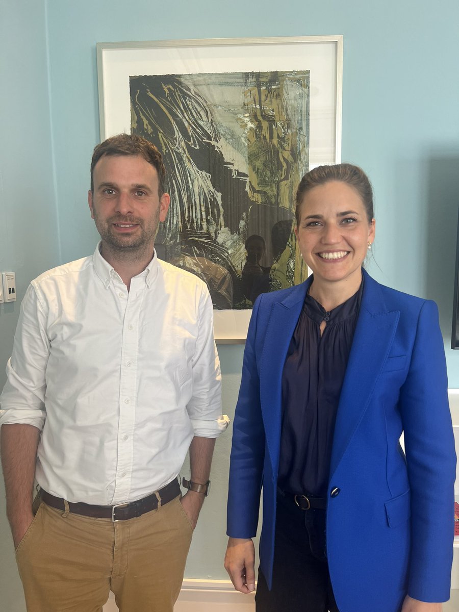Ligestillingsministeriet (@ligeministeriet) on Twitter photo Besøg af formanden for Trivselskommisionen, Rasmus Meyer.
Ligestillingsminister <a href="/marie_bjerre/">Marie Bjerre</a> og han vendte visioner for kommissionens arbejde.
Vigtigt at kommissionen har blik for køn.
For vi ved fx, at pigers trivsel i højere grad end drenges påvirkes af online mobning. Besøg af formanden for Trivselskommisionen, Rasmus Meyer.
Ligestillingsminister <a href="/marie_bjerre/">Marie Bjerre</a> og han vendte visioner for kommissionens arbejde.
Vigtigt at kommissionen har blik for køn.
For vi ved fx, at pigers trivsel i højere grad end drenges påvirkes af online mobning.