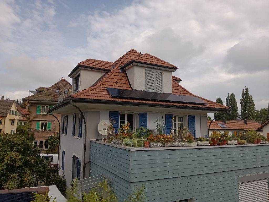 helionauten's tweet photo. #EGch Montage-Crew grüsst aus #Bern: Diese #Solaranlage ist verteilt auf drei Dachseiten & Gartenhaus ...erzeugt jährlich rund 7000 kWh #Solarstrom. Module made in DE & noch ein kleines #ZEV & stufenlose #Eigenverbrauchs-Optimierung sind mit dabei. #Solarprofis @work bei #EGch! https://t.co/W3BnW8QV2h