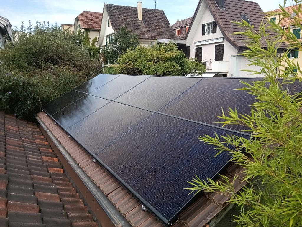 helionauten's tweet photo. #EGch Montage-Crew grüsst aus #Bern: Diese #Solaranlage ist verteilt auf drei Dachseiten & Gartenhaus ...erzeugt jährlich rund 7000 kWh #Solarstrom. Module made in DE & noch ein kleines #ZEV & stufenlose #Eigenverbrauchs-Optimierung sind mit dabei. #Solarprofis @work bei #EGch! https://t.co/W3BnW8QV2h