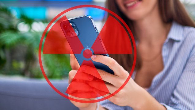 appleplace2371's tweet photo. L’iPhone 12 dépasse le niveau de radiation prescrite🚨❗️☢️
Une mise à jour arrive très prochainement pour résoudre le problème, annonce #Apple.  Mais, est-ce qu’il n’est pas déjà trop tard pour les utilisateurs ?😬 https://t.co/2a8eZwzaPN