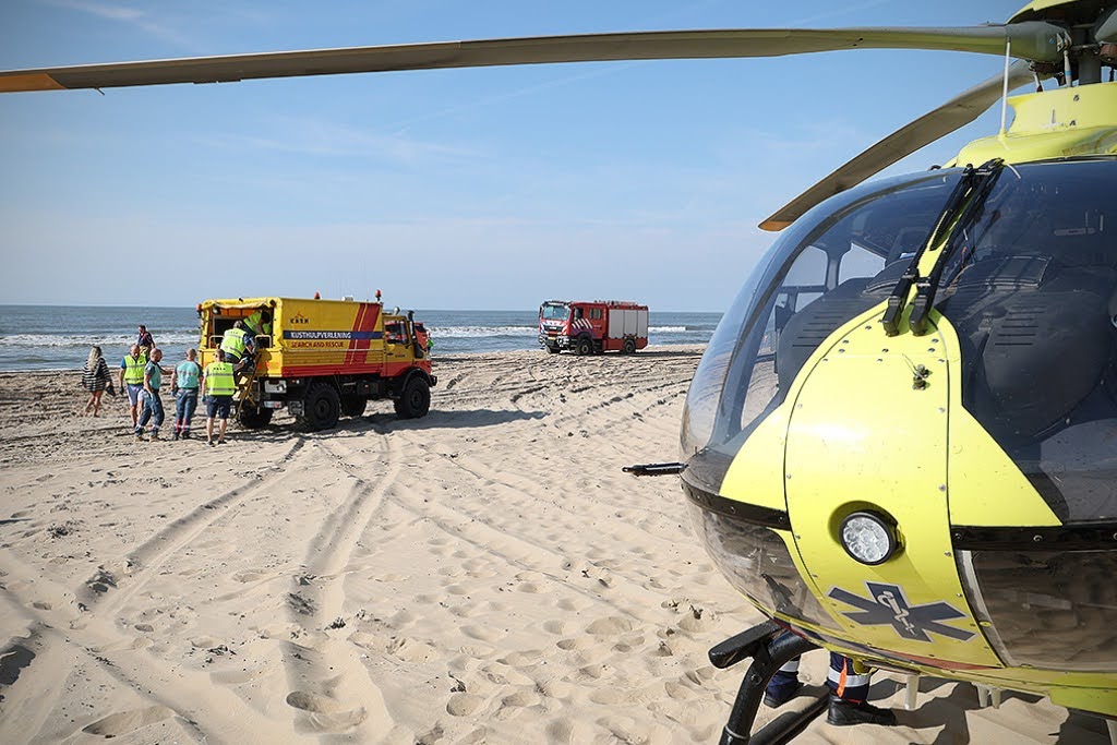 Donderdag ging om 15:44 de pager "persoon te water" op het zuid strand. Naast de KNRM, waren alle mogelijke hulpdiensten gealarmeerd. Een man was door omstanders bewusteloos uit het water gehaald en werd gereanimeerd. De man is naar het ziekenhuis vervoerd, toestand is onbekend.