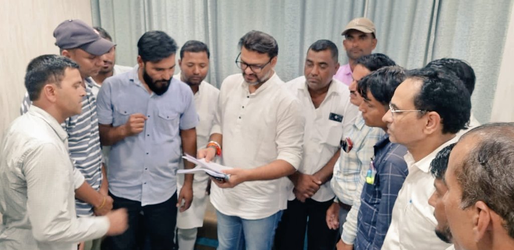InsaafMohemmed's tweet photo. आज देशवाली समाज चौरासी के लोगो द्वारा समाज के समग्र विकास हेतु देशवाली विकास बोर्ड के गठन हेतु यशस्वी मुख्यमंत्री जी के OSD @_lokeshsharma जी से मिलकर श्री @ashokgehlot51 जी के नाम ज्ञापन सौंप कर शीघ्र बोर्ड गठन की मांग की, @GovindDotasra @dgurjarofficial @RajCMO @CMHelpdesk https://t.co/xoOFhtptFY