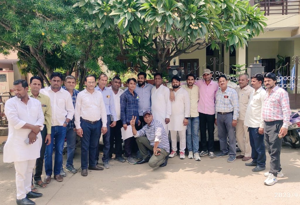 आज देशवाली समाज चौरासी के लोगो द्वारा समाज के समग्र विकास हेतु देशवाली विकास बोर्ड के गठन हेतु यशस्वी मुख्यमंत्री जी के OSD <a href="/_lokeshsharma/">Lokesh Sharma</a> जी से मिलकर श्री <a href="/ashokgehlot51/">Ashok Gehlot</a> जी के नाम ज्ञापन सौंप कर शीघ्र बोर्ड गठन की मांग की, <a href="/GovindDotasra/">Govind Singh Dotasra</a> <a href="/dgurjarofficial/">Dheeraj Gurjar</a> <a href="/RajCMO/">CMO Rajasthan</a> <a href="/CMHelpdesk/">Rajasthan CM Helpdesk</a>
