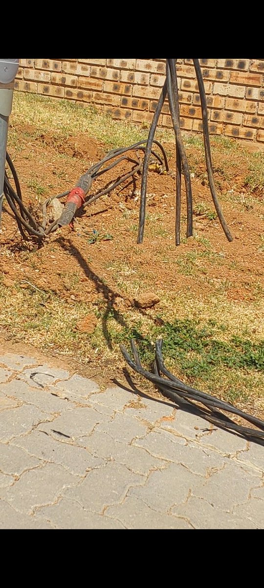 kabelosen's tweet photo. @CityPowerJhb 
#citypower update
Please urgent attend to this live burnt cable on the ground near the Curro primary, Wilgeheuwel. 

This pose huge to kids after school. https://t.co/KV9VkfCx34