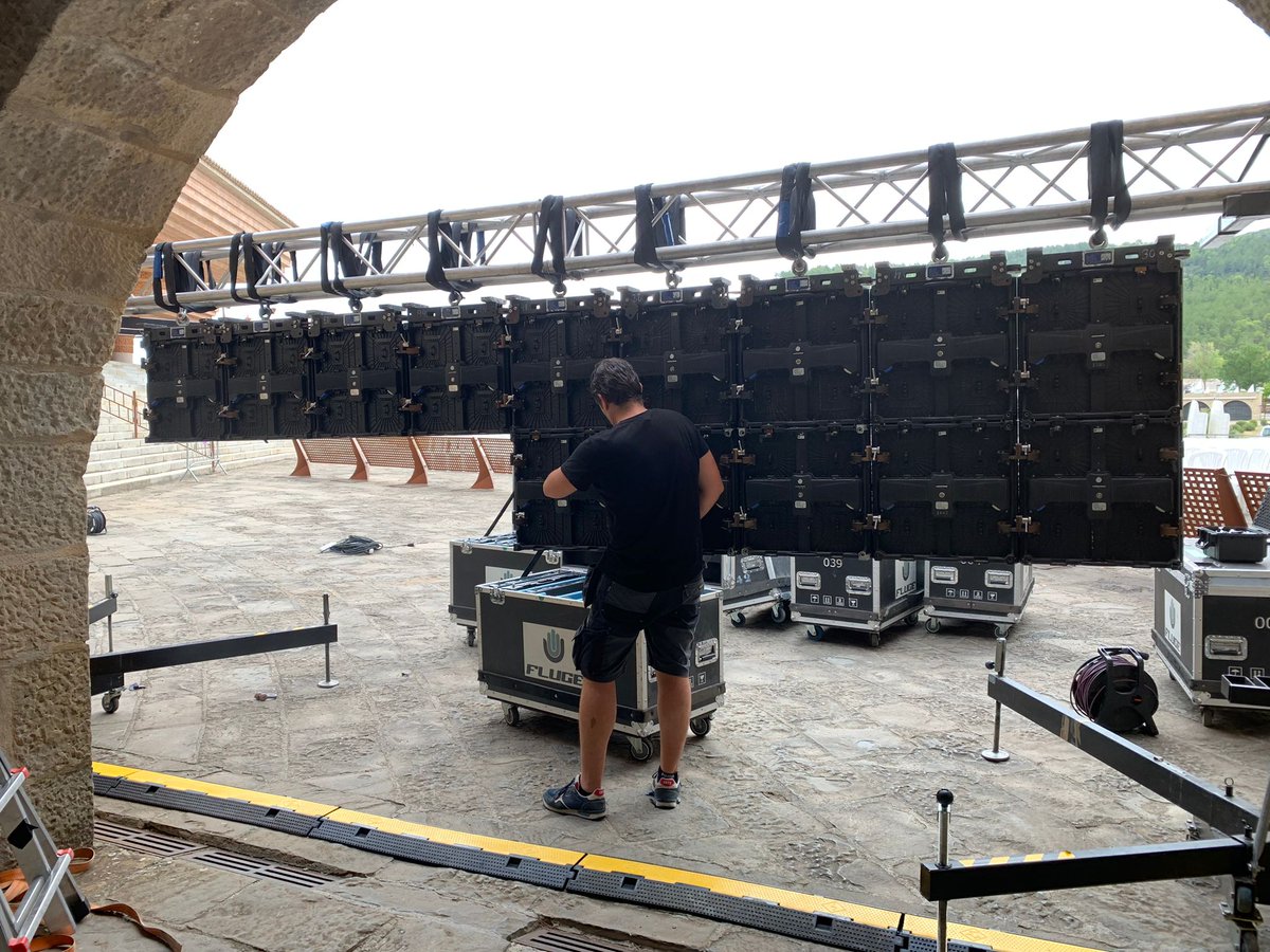 Preparando realización, streaming, robóticas y pantalla. Todo a punto para la Jornada Mariana de las familias en <a href="/torreciudad_org/">Torreciudad</a> 
#streaming #audiovisual #camara #roboticas