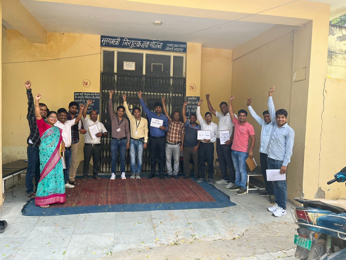 यह सच है कि 11 वर्षों में मरीजों की सेवा करते फार्मासिस्ट खड़े हैं
 लेकिन आपने हमें मजबूर किया अब हम लड़े  हैं
#11वर्षो_की_लंबित_मांगे
#मांगते_मांगते_थक_गए 
<a href="/ashokgehlot51/">Ashok Gehlot</a> 
<a href="/_lokeshsharma/">Lokesh Sharma</a> 
<a href="/plmeenaINC/">Parsadi Lal Meena</a> 
<a href="/artizzzz/">Arti Dogra</a>
<a href="/akhilarora93/">Akhil Arora</a>
