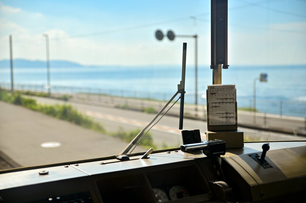 Enoden_official's tweet photo. 〔 おわりに 〕
　江ノ電から眺める海、今も昔も担当は好きです。満員の12両編成から眺めていた景色とは、非日常、今となっては日常ですが、気分がホッとする感覚は今も変わりません。
　おかげさまで無事に最終日となりましたことに感謝しながら、それでは皆様、またこんど(๑╹ω╹๑ ) https://t.co/HBDyOoX9Lc