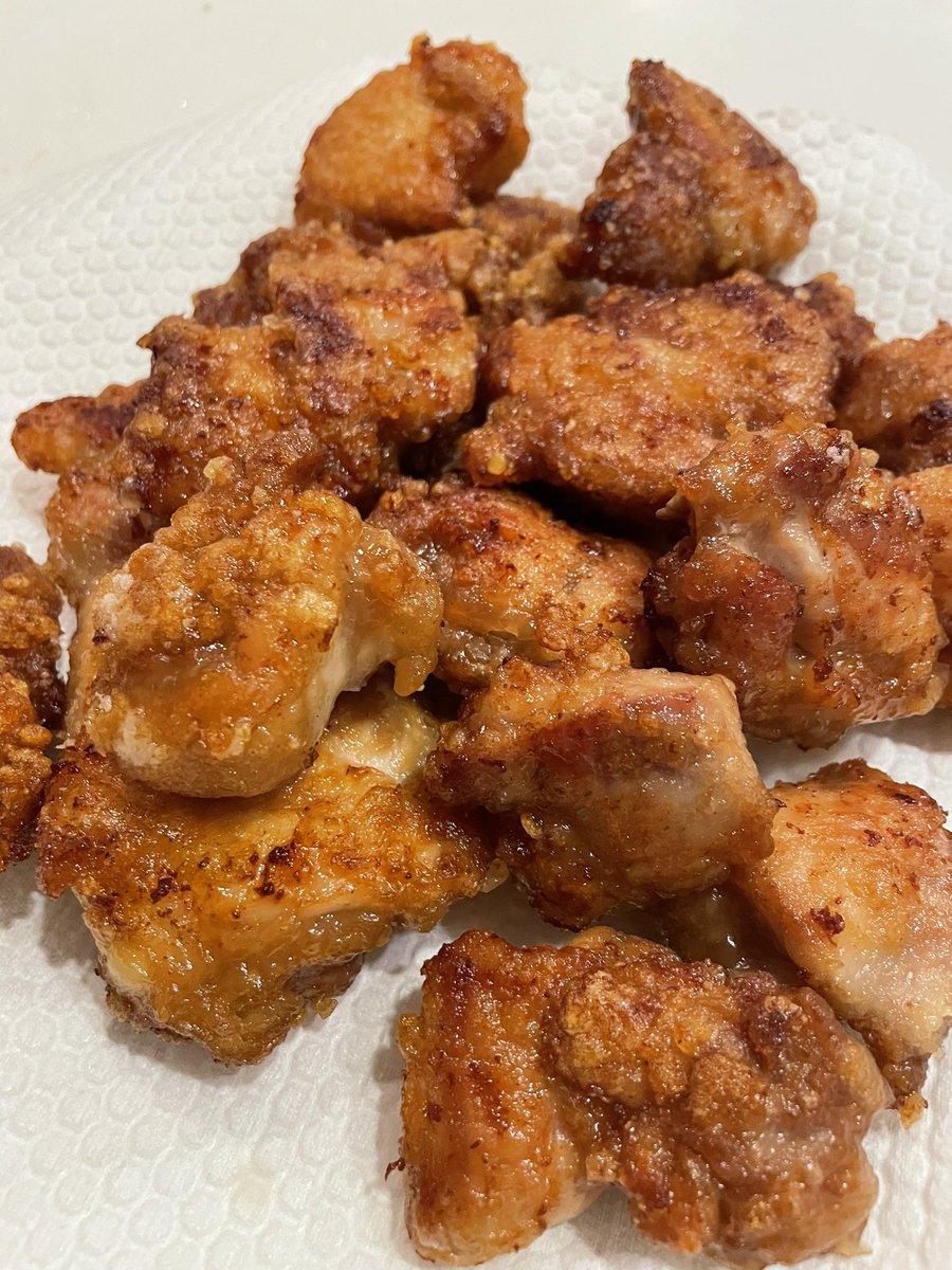 nnnchanpoyon's tweet photo. 誰にも教えたくないほど美味しいうちの秘伝の唐揚げは、鶏もも250ｇに醤油大さじ2、酒小さじ2、生姜1片、オイスターソース小さじ1揉みこんで片栗粉まぶして揚げるだけ。浸け置き、二度揚げなし。味しみしみサックリでこれ以上旨い唐揚げを私は知らない。 https://t.co/fr5gvvCQJF