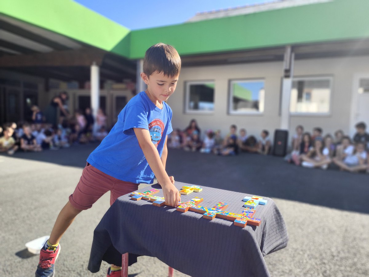 StJean_Baptiste's tweet photo. Mieux se connaître pour bien vivre ensemble ➡️ Ce matin les 10 classes étaient réunies pour un temps fort de rentrée, pour présenter les classes, les adultes et accueillir les nouveaux élèves ! En perspective, une belle année scolaire à vivre tous ensemble! https://t.co/49TRk4xyhV