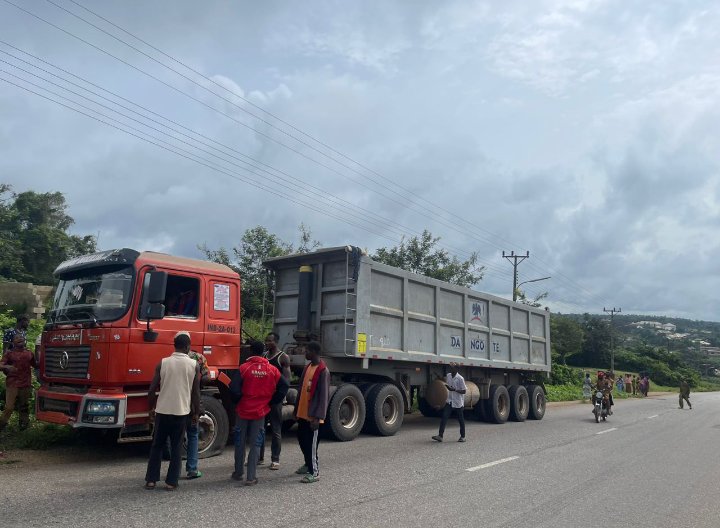 cognoscenti0's tweet photo. Barely two weeks, fuoye loses 2 students to a trailer break failure at ilupeju ekiti. 

#prayforfuoye https://t.co/wfJAquFUbB