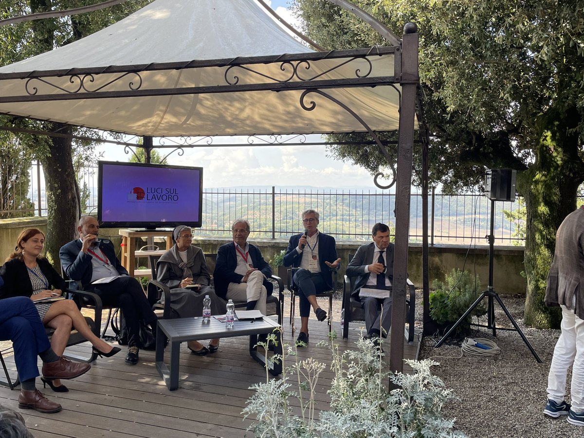 .<a href="/andrea_cafa/">Andrea Cafà ن</a> <a href="/fonarcom/">FonARCom</a> interviene a #LSL23 proponendo nuovi schemi di collaborazione e dialogo tra scuola, imprese e istituzioni. 
Costruire nuove relazioni tra i soggetti interlocutori e nuovi modelli di gestione dei progetti pubblici. 

#AnpalServizi 
<a href="/LucisulLavoro/">Luci sul Lavoro</a>