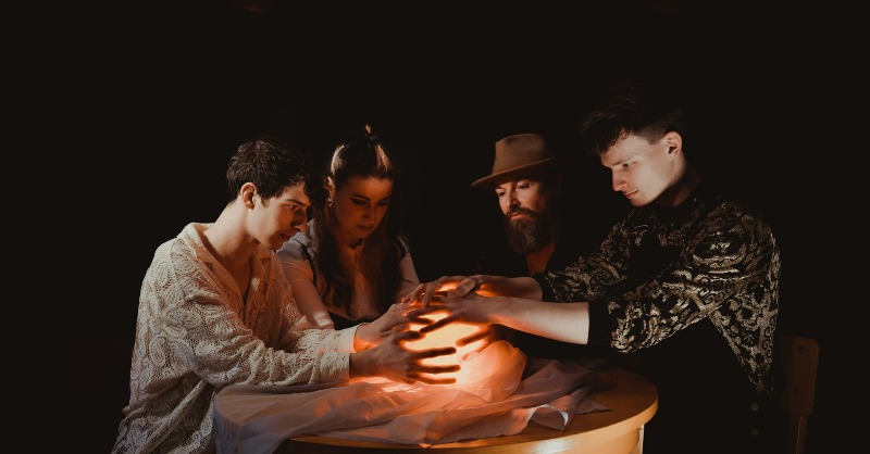 WalesArtsReview's tweet photo. Welcome back to this week's #WARVideoOfTheWeek!
Today we're enjoying the latest release from four-piece @HMSMorris.
The band have been a steady presence in the art-rock scene in Wales for a number of years, having previously earned nominations for the Welsh Music Prize.