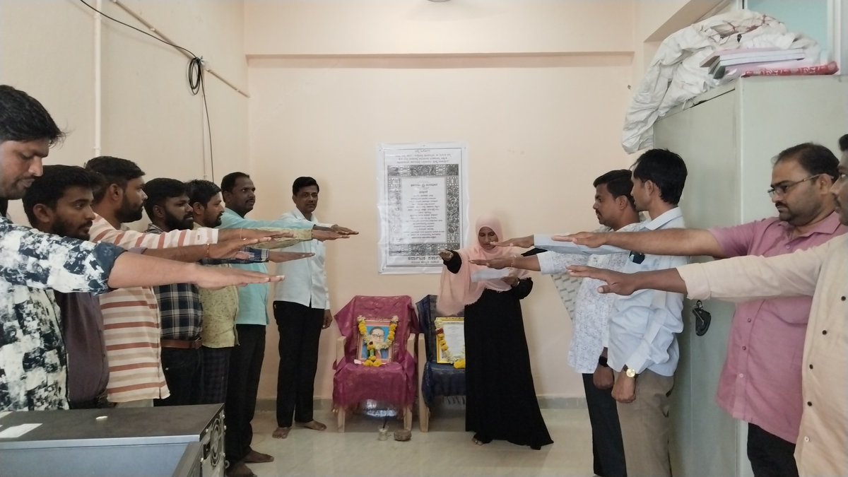 TpSirwar's tweet photo. ರಾಯಚೂರು: ರಾಯಚೂರು ಜಿಲ್ಲೆಯ ಸಿರವಾರ ತಾಲೂಕು ಪಂಚಾಯತಿ ಕಚೇರಿಯಲ್ಲಿ ಅಂತರಾಷ್ಟ್ರೀಯ ಪ್ರಜಾಪ್ರಭುತ್ವ ದಿನಾಚರಣೆ ಆಚರಿಸಲಾಯಿತು.
ಮಾನ್ಯ ತಾಲೂಕ ಪಂಚಾಯತ ಕಾರ್ಯನಿರ್ವಾಹಕ ಅಧಿಕಾರಿಗಳು ಸಂವಿಧಾನ ಪೀಠಿಕೆ ಬೋಧನೆ ಮಾಡಿದರು. 
ತಾ.ಪಂ.ಸಿಬ್ಬಂದಿ ವರ್ಗದವರು ಹಾಜರಿದ್ದರು.
@ceozpraichur @CommrMGNREGSK @ZillaRaichur https://t.co/ms9SKwbGRU