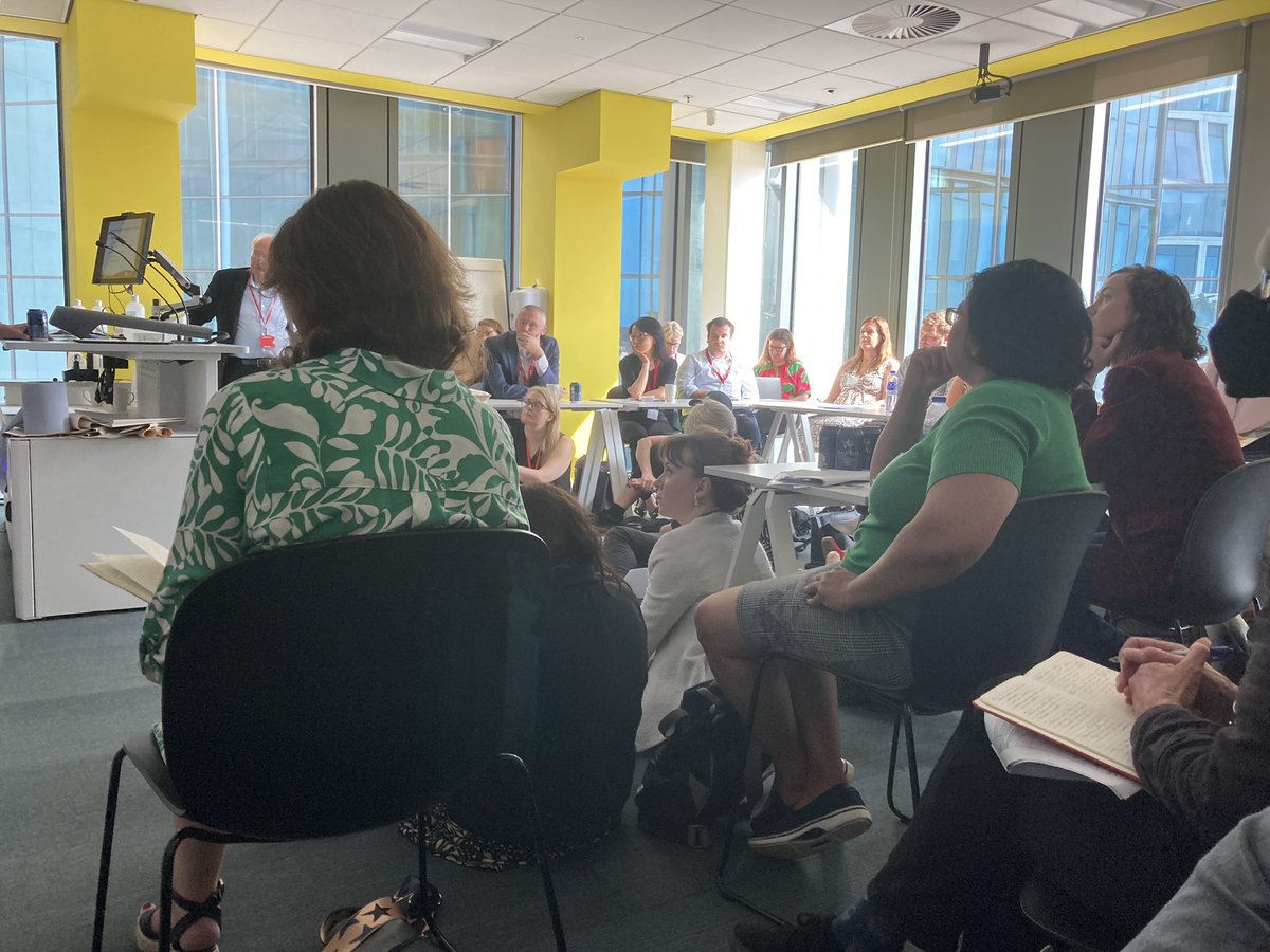 How many news audience scholars can you fit into a room? 😅 Lots of food for thought from @PetersChrisJ, @JosephineLehaff, @kimsc_der, Julie Vulpius, @ikepicone, @drmattcarlson, @ruthiepalmer & @StephEdgerly #FoJ2023