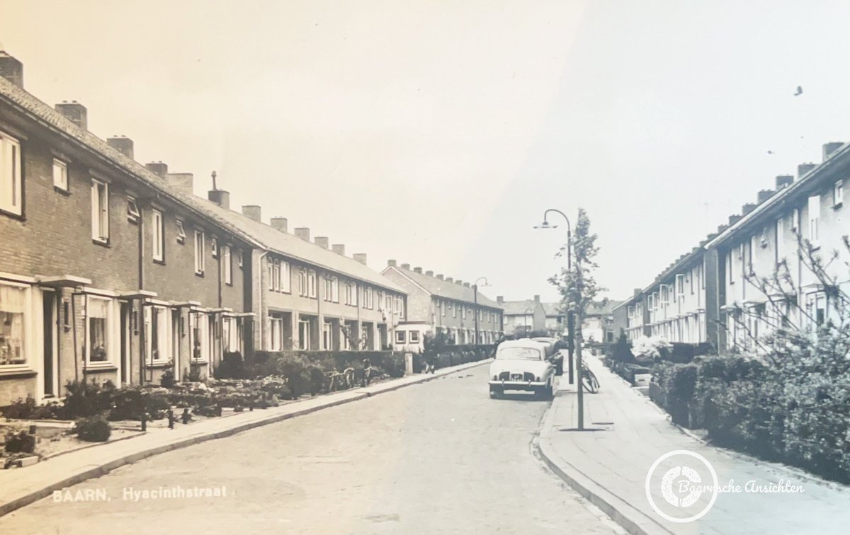 Prachtige en vooral ook rustige Baarnsche ansichtkaart met dit keer de Hyacintstraat in de onvolprezen bloemenbuurt op de hei. Goed te zien hoe er toen gedacht werd over woningbouw, niet teveel poespas maar gewoon bouwen en veel! 
Dat is tegenwoordig wel anders. #Baarn