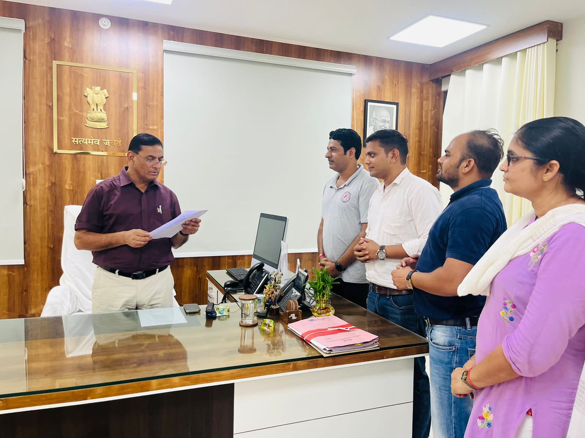 यह सच है कि 11 वर्षों में मरीजों की सेवा करते फार्मासिस्ट खड़े हैं
 लेकिन आपने हमें मजबूर किया अब हम लड़े  हैं
#11वर्षो_की_लंबित_मांगे
#मांगते_मांगते_थक_गए 
<a href="/ashokgehlot51/">Ashok Gehlot</a> 
<a href="/_lokeshsharma/">Lokesh Sharma</a> 
<a href="/plmeenaINC/">Parsadi Lal Meena</a> 
<a href="/artizzzz/">Arti Dogra</a>
<a href="/akhilarora93/">Akhil Arora</a>