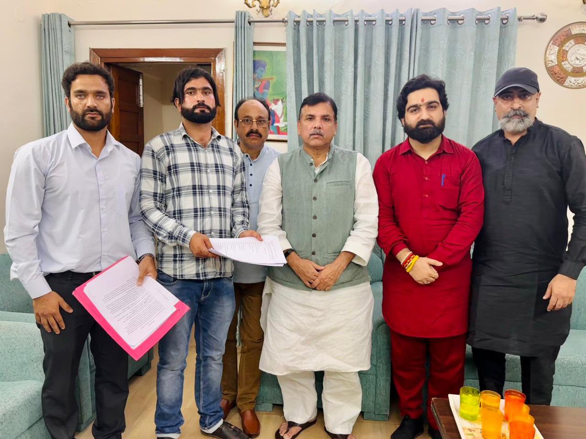 SanjayAzadSln's tweet photo. जम्मू कश्मीर मे अग्निशमन और आपातकालीन नौकरीयों मे हुआ करोड़ों का घोटाला। पैसे लेकर बेचे गए पेपर, नहीं हुई कोई कार्यवाही। जम्मू-कश्मीर से आए प्रतिनिधिमंडल नें भर्ती प्रक्रिया में निष्पक्षता की मांग करते हुए अपनी चिंताएं प्रस्तुत की, इसके साथ ही विस्थापित कश्मीरी पंडितों के लिए बेहतर और संवर्धित राहत पैकेज दिलाने की मांग की। जिसे आम आदमी पार्टी सड़क से संसद तक उठाएगी।