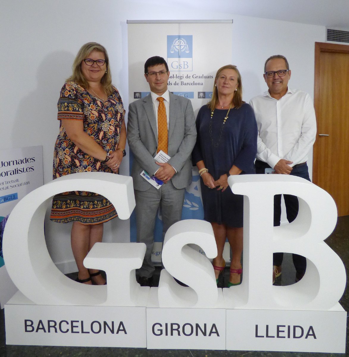 CGSBARCELONA's tweet photo. 🔵💼Reunió institucional amb el director provincial del #SEPE a Barcelona, Víctor Santa Bárbara
🗣️Ens avança que s'està està treballant en millores tecnològiques per facilitar als perceptors de prestacions l'accés a la seva nòmina mensual
#GSEnsMovem
#GSSomLaboralistes https://t.co/2jIdCkERax