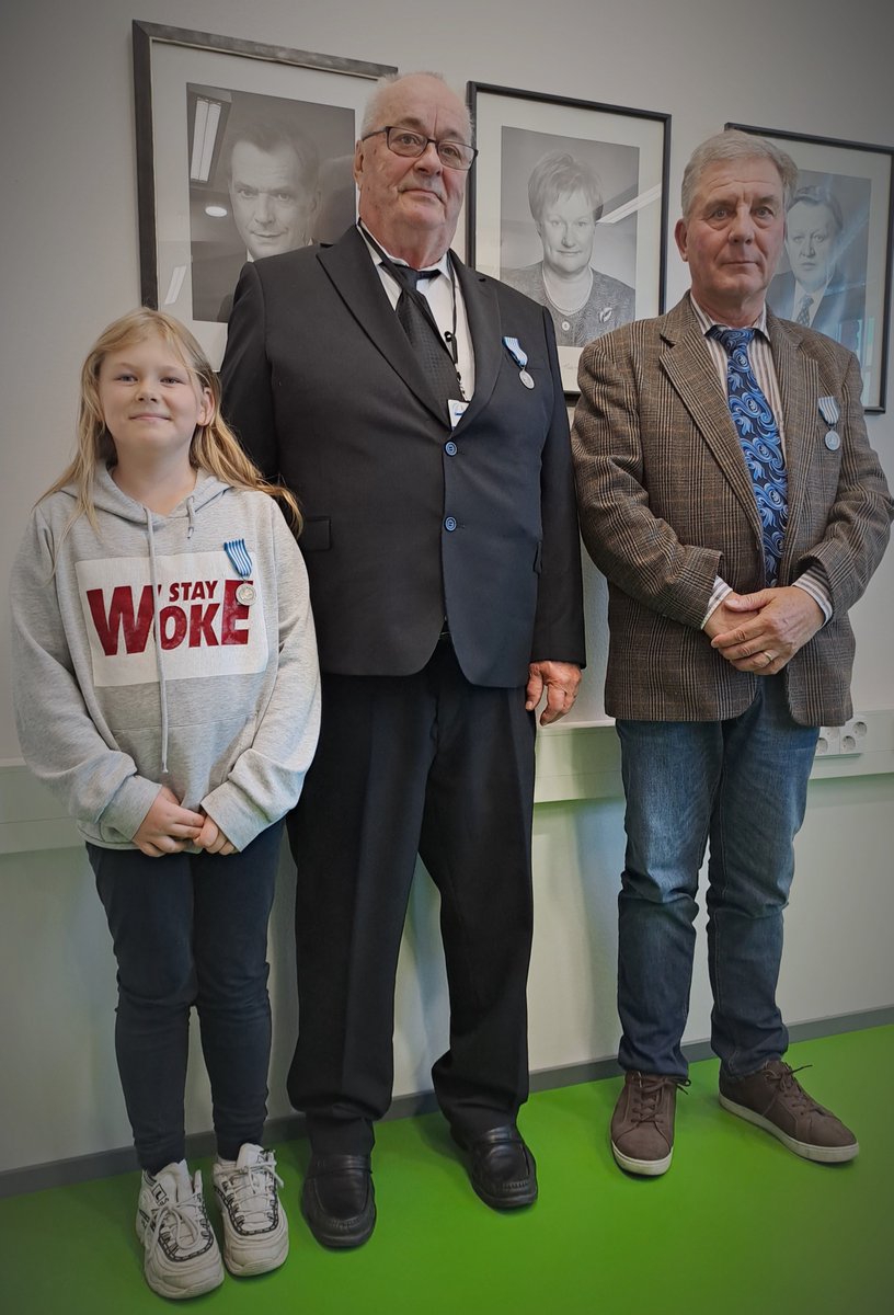AVItwiittaa's tweet photo. Tasavallan presidentin myöntämät hengenpelastusmitalit Jukka Lappalaiselle, Heikki Tiivalle ja Meeri Pussiselle eilen to 14.9. pidetyssä juhlatilaisuudessa. Onnittelemme lämpimästi mitalin saajia! #länsijasisäsuomenavi #lssavi

Lue tiedote juhlasta 👇
https://t.co/yM5lQg6XrZ https://t.co/0VYGxJgKKo