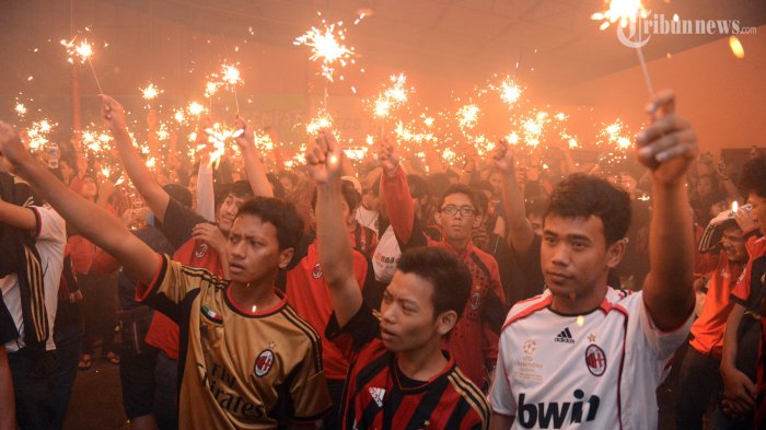 Sebelum Nobar Inter vs Milan, yuk hafalkan chant Milan, biar gak diem pas nonton ntar

Sebuah Thread yg harus kamu repost or save