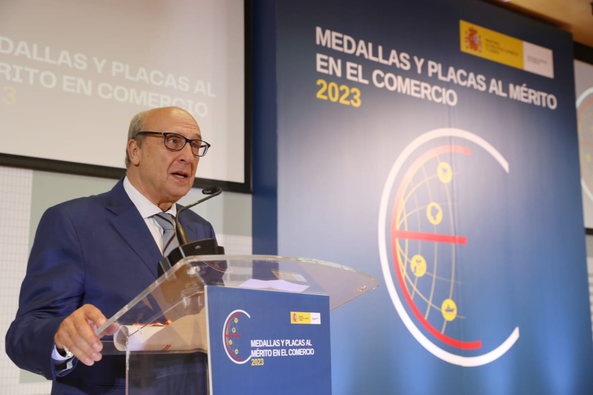 ALdEconomia's tweet photo. El profesor Rafael Myro, socio fundador de @ALdEconomia, siempre activo y muy querido en la Asociación, ha recibido la medalla del @mincoturgob al mérito en #comercio_exterior 2023. Enhorabuena, @rmysan! https://t.co/MjWVB9A29U