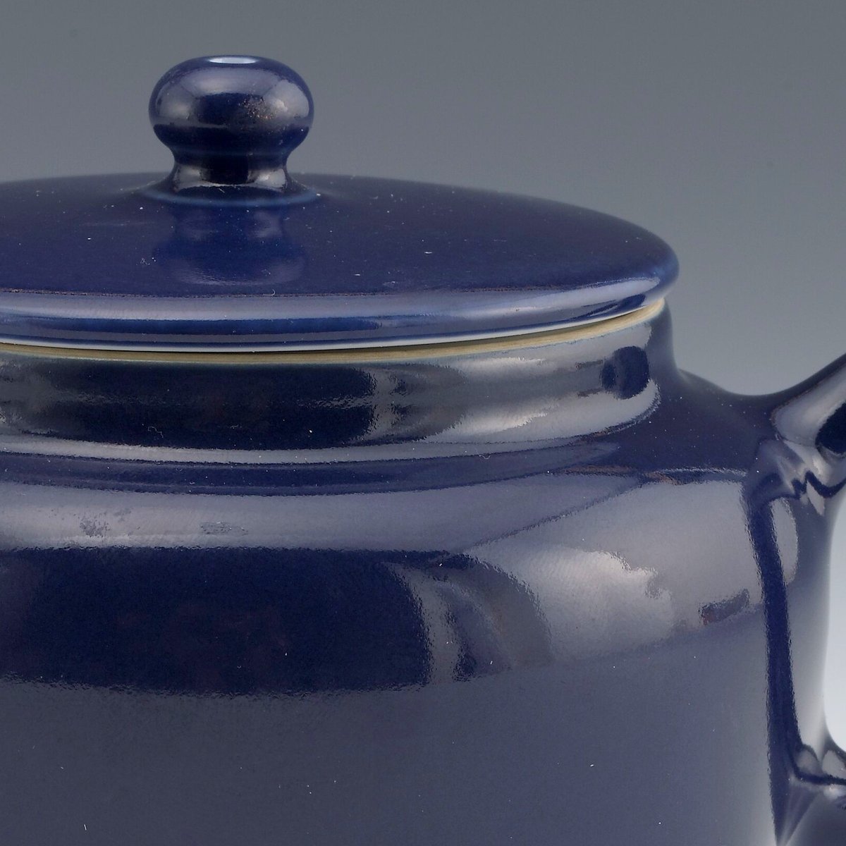 ShanghaiMuseum's tweet photo. Let's kick off the weekend with tranquil #MuseumTeaTime.🫖🌿
🍵🍵🍵
Blue-glazed lidded bowl with white fish and aquatic plants design, Jingdezhen ware, Yongzheng Reign (1723–1736), Qing Dynasty
Blue-glazed teapot, Jingdezhen ware, Yongzheng Reign(1723–1736), Qing Dynasty https://t.co/qDkrMHTsf9
