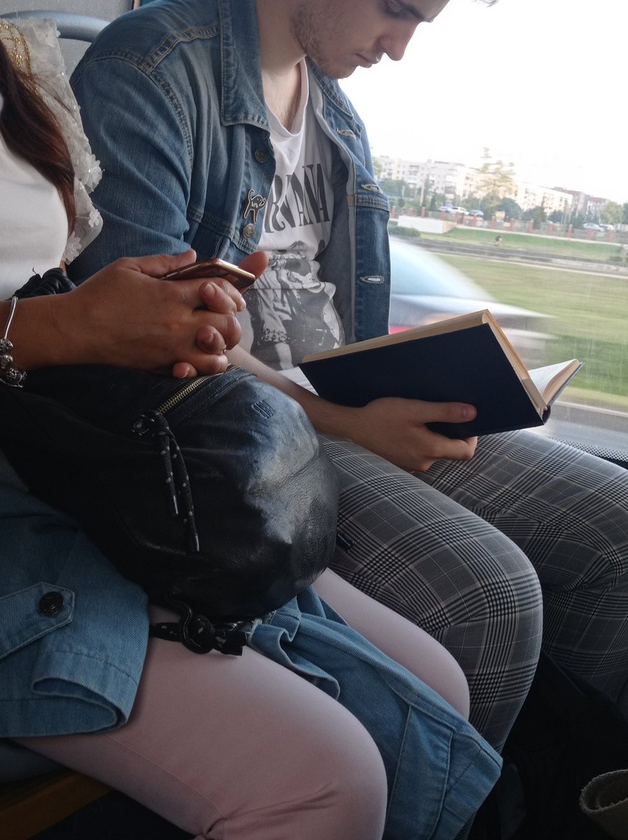 Я искренне завидую людям, которые могут читать в общественном транспорте 🥺

Потому что меня укачивает нахуй, и я не могу сбежать от реальности в мир книги