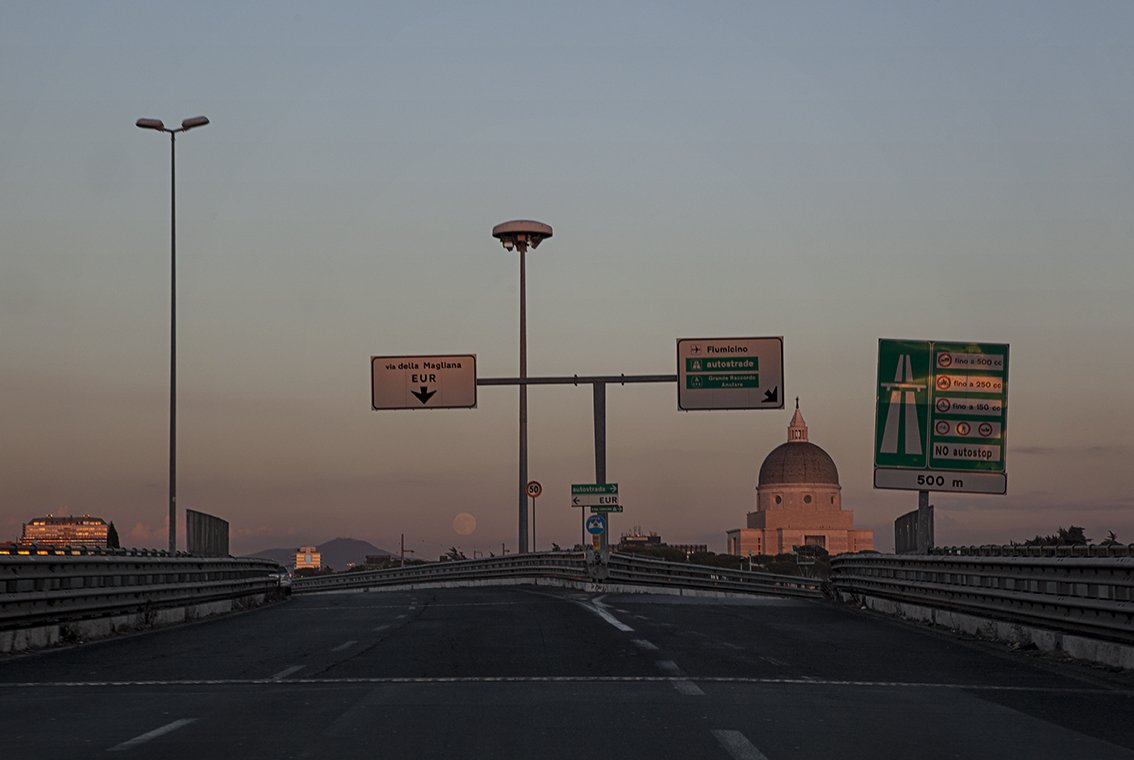 Omicidi e periferie, il pensiero green, le falle nell'istruzione e altre storie di Roma.

La principale notizia di oggi è un omicidio a Tor Bella Monaca e tutto ciò che ne segue. Poi ambiente, scuole e strade.
La rassegna di oggi è condotta da <a href="/Unipotesi/">MiriamAly</a>.
spreaker.com/user/16284684/…