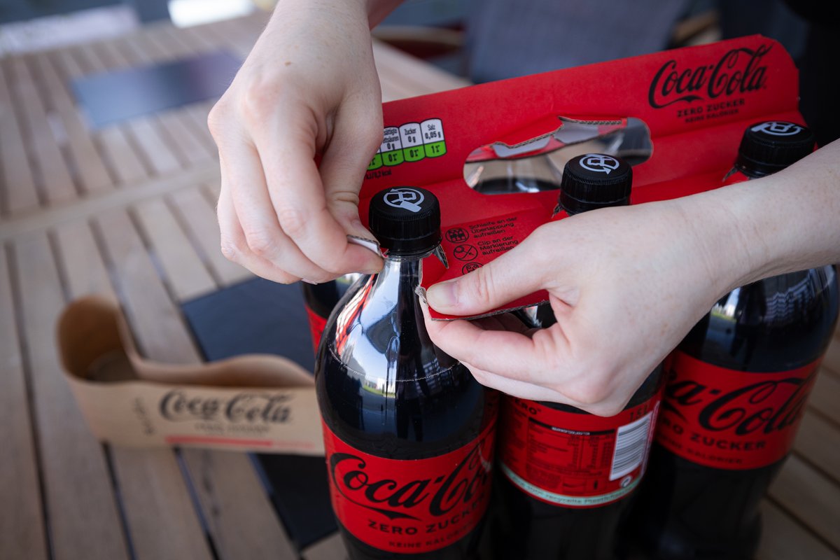 dssmithgroup's tweet photo. Our DS Smith Lift Up is designed to reduce the impact on the environment and catch the eye of consumers in supermarkets.

We are proud to have collaborated with Coca-Cola HBC &amp; Krones to remove around 200 tonnes of plastic each year in Austria. https://t.co/uyfdDXc10a https://t.co/5QI3pTd0Xq