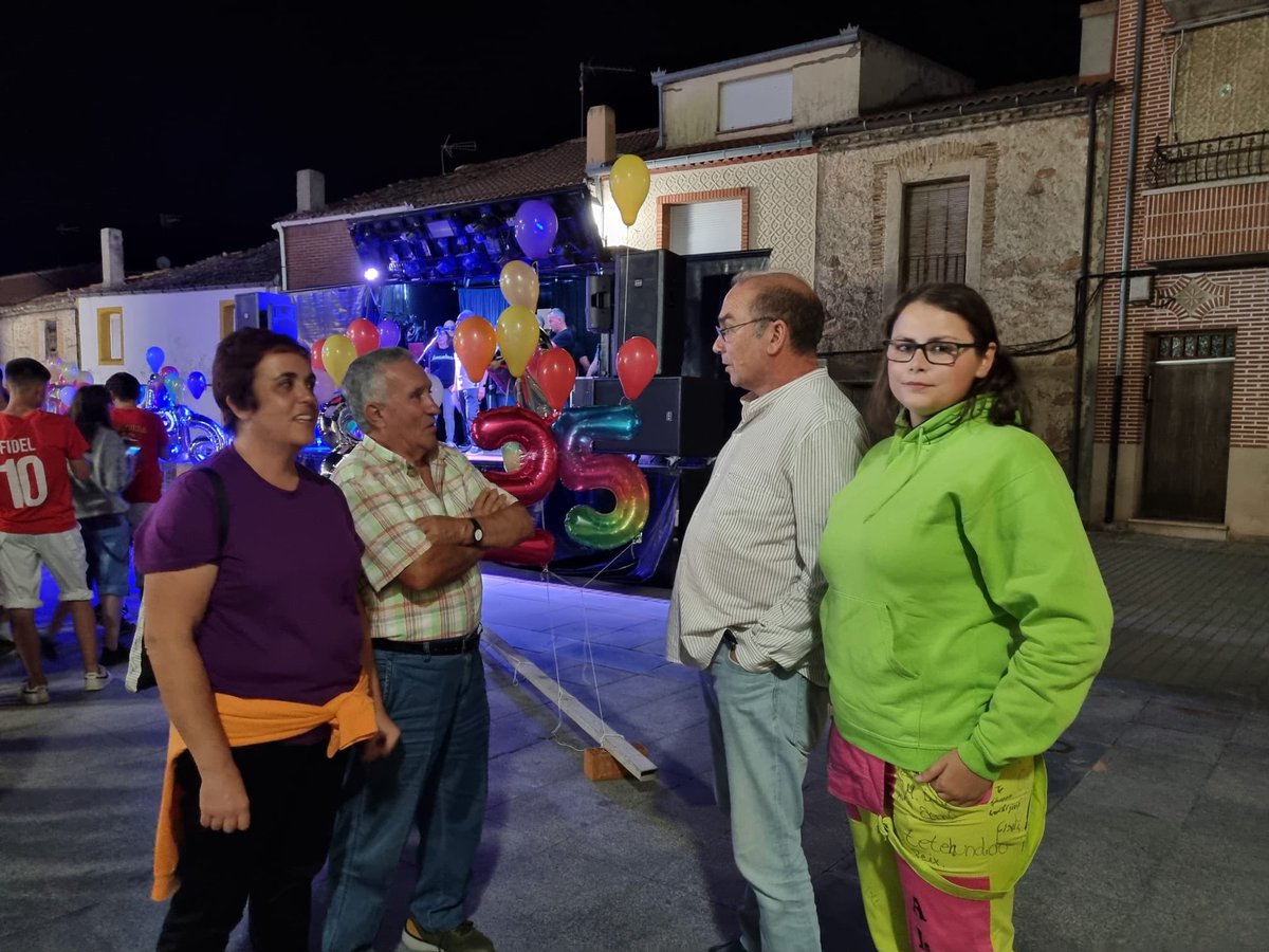 PSOEdeSegovia's tweet photo. 🎉 Fiestas de Zarzuela del Pinar 🎉

El diputado provincial @mateojosea ha estado en el pregón acompañando a la alcaldesa, resto de corporación municipal y vecinos. 

¡Felices fiestas! https://t.co/RnBtQDU3jb