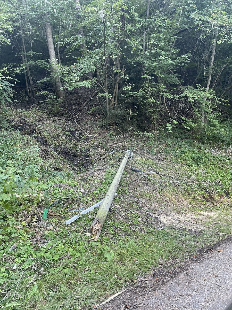 TanFpv's tweet photo. @SFR @SFR_SAV @Orange_conseil @Orange_France ça va ? La partie de foot ce passe bien ? Vous vous envoyez bien la balle mais en attendant j’ai toujours pas internet.. Déjà 20 jours et tjs le poteau au sol en bord de route !! https://t.co/GhvUKOaIc9