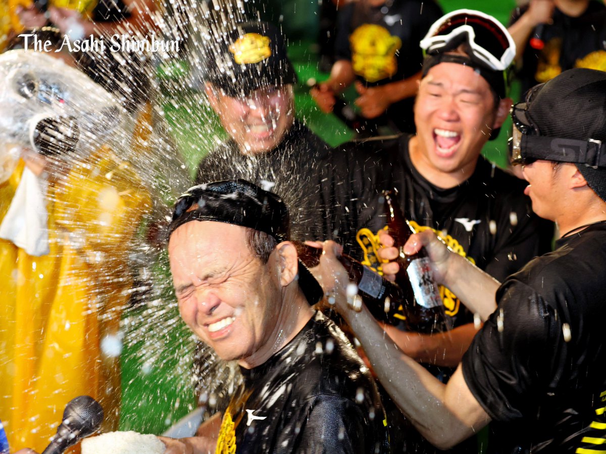 ビールかけ】 #阪神タイガース #Tigers #阪神優勝 #岡田監督 #ミエ