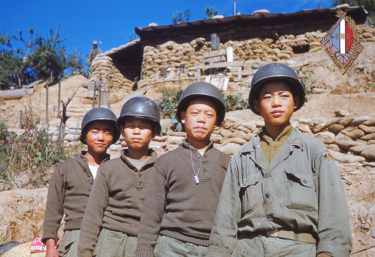 🇫🇷 🇰🇷 🇺🇳 [유엔군 프랑스대대의 역사]

#화살머리고지, 1952년 10월

유엔군프랑스대대2중대 소속 한국군 네 명이 벙커 앞에서 포즈를 취하고 있습니다. 맨 오른쪽 병사는 소매 윗부분에 프랑스 군인들도 동일하게 달고 다니던 'KOREA'라 쓰여진 견장을 자랑스럽게 달고 있습니다.