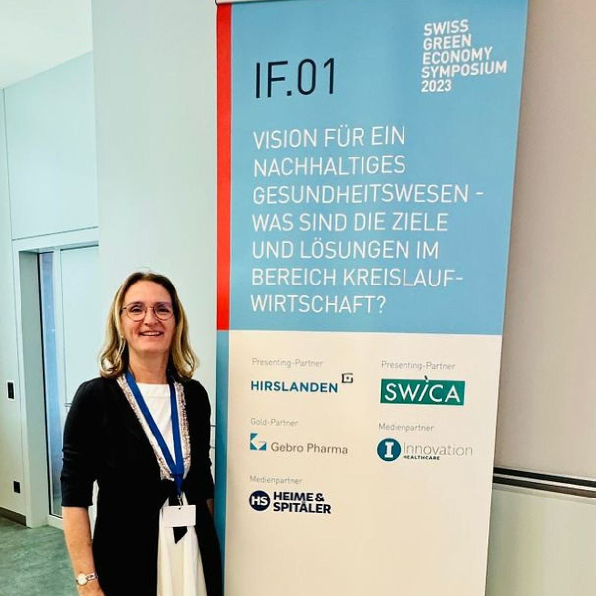 Am Swiss Green Economy Symposium hat Claudia Hollenstein, Head of Sustainability &amp; Health Affairs, in ihrem Referat die Kreislaufwirtschaft im Gesundheitswesen beleuchtet und mit Expert*innen diskutiert, wie ein nachhaltiges Gesundheitswesen umgesetzt werden kann.