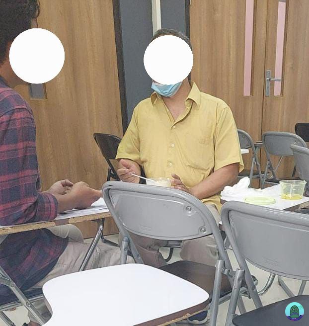 💚 lg scroll galery, baru inget punya foto temen aku yg lagi bimbingan skripsi tapi malah disuapin soto sm dosbingnya😭😭