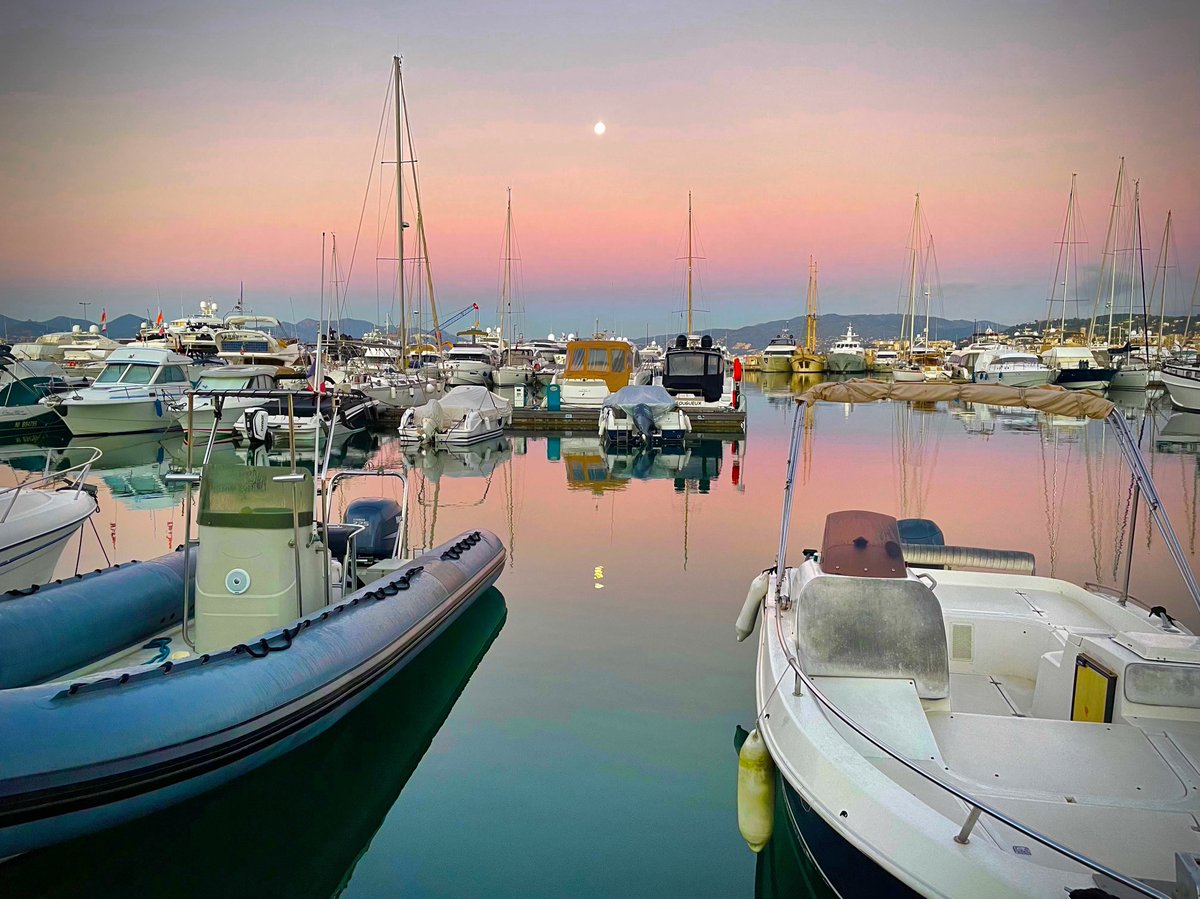 HotelAlexandre3's tweet photo. Peace. 

#peace #yachts #boats #catamaran #regates #yachtingfestivalcannes #cotedazurfrance #cannes2023 https://t.co/x7sBlxhHzw
